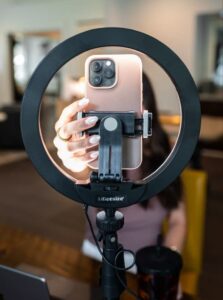 photo18924477514 223x300 -  8 مزیت استفاده از ویدیو مارکتینگ برای برندها